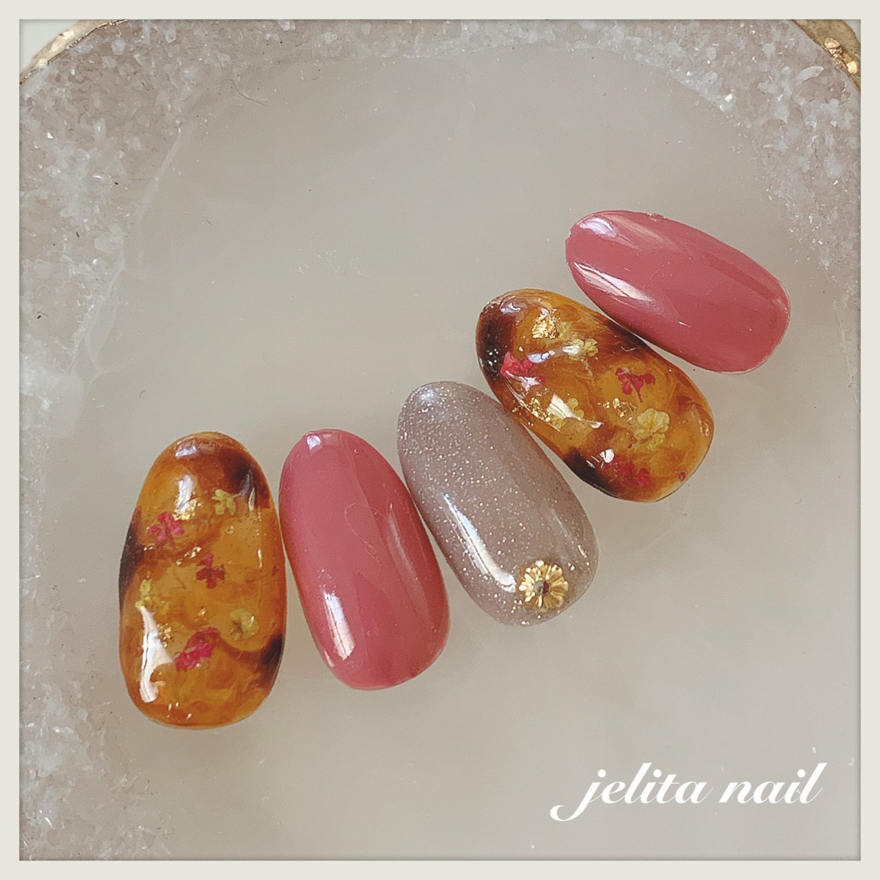 秋 べっ甲 ボタニカル 押し花 ピンク Jelita Nail 麻生理香子のネイルデザイン No ネイルブック