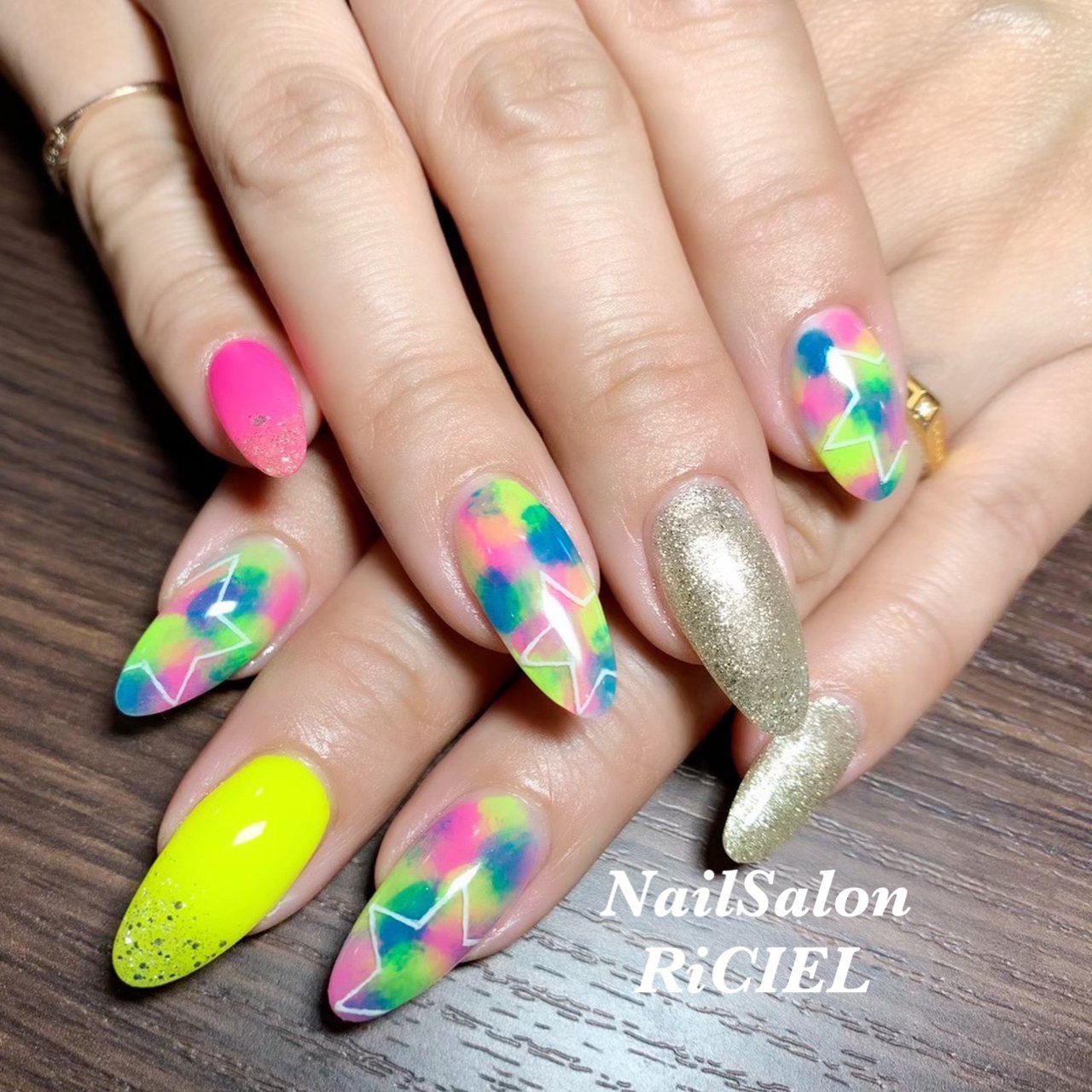ハンド カラフル ネオンカラー ビビッド ネイルサロン リシエルのネイルデザイン No ネイルブック