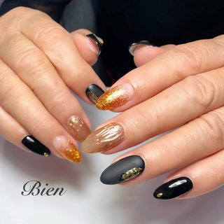 サンプルよりお選びいただきました♡ #70代ネイル#秋ネイル#派手ネイル#黒ネイル#ブラックネイル#ゴールドネイル#ゴールドラメネイル#ラメグラデーション#マットネイル#ミラーネイル#うねうねミラー#70代のお客様 #秋 #冬 #オールシーズン #ハンド #グラデーション #ラメ #シェル #ニュアンス #マット #ロング #ブラック #ゴールド #メタリック #ジェルネイル #お客様 #広島ネイルサロンBien エミ #ネイルブック