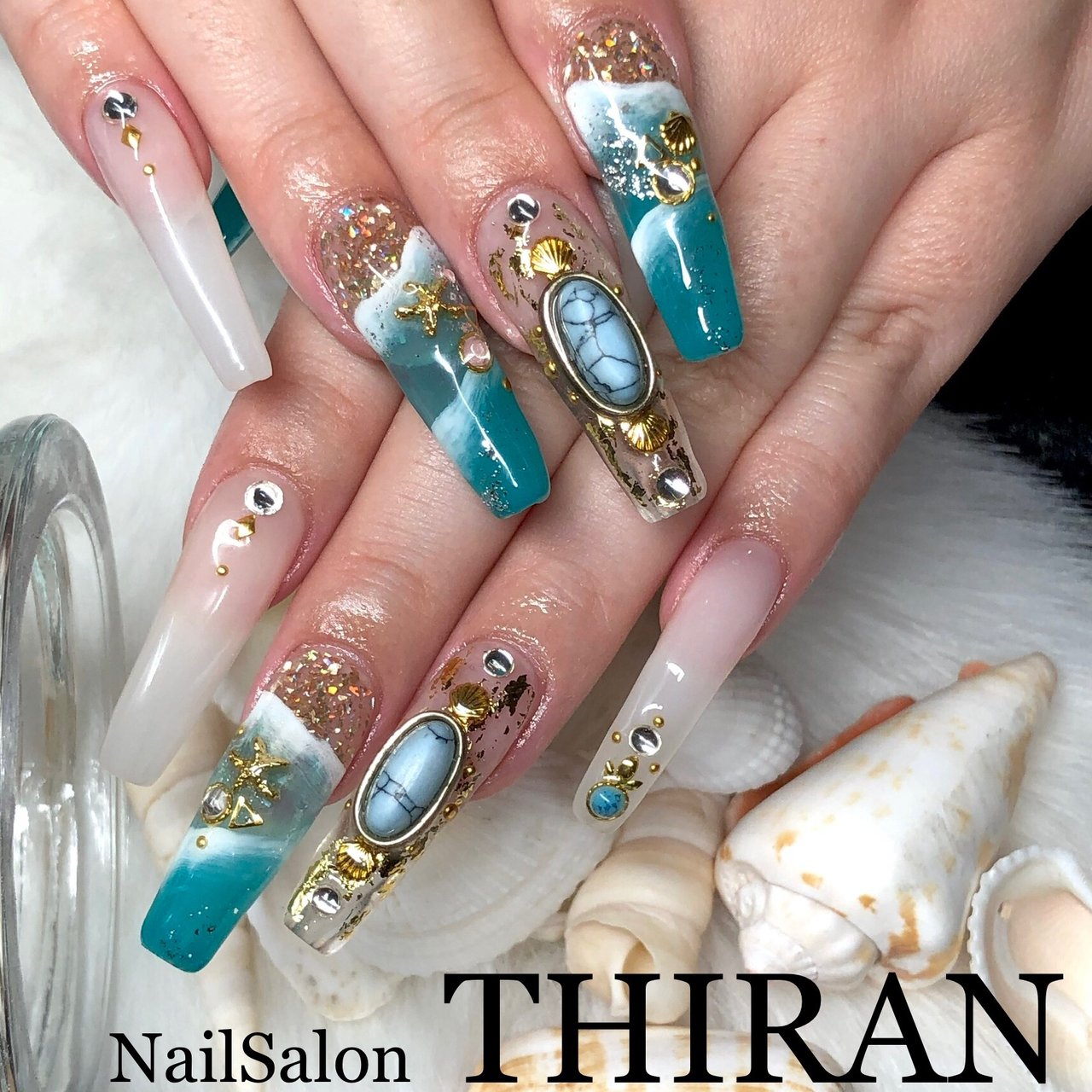 オールシーズン ハンド グラデーション ホログラム シェル Nailsalon Thiranのネイルデザイン No ネイルブック