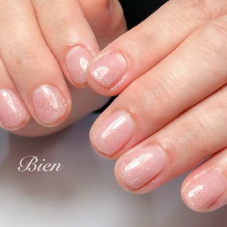 最近は肌馴染みの良いカラーでグラデーション♡ #50代ネイル#グラデーションネイル#ラメグラデーション#肌馴染みネイル#オフィスネイル#お仕事ネイル#ショートネイル#大人ネイル#上品ネイル#50代のお客様 #春 #秋 #オールシーズン #オフィス #ハンド #グラデーション #ラメ #ショート #クリア #ピンク #シルバー #ジェルネイル #お客様 #広島ネイルサロンBien エミ #ネイルブック