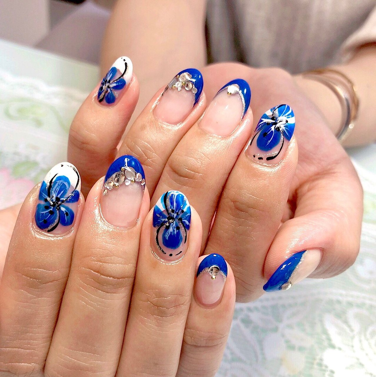 ハンド フレンチ ラメ フラワー ホワイト Crystal R Nail Salon のネイルデザイン No ネイルブック