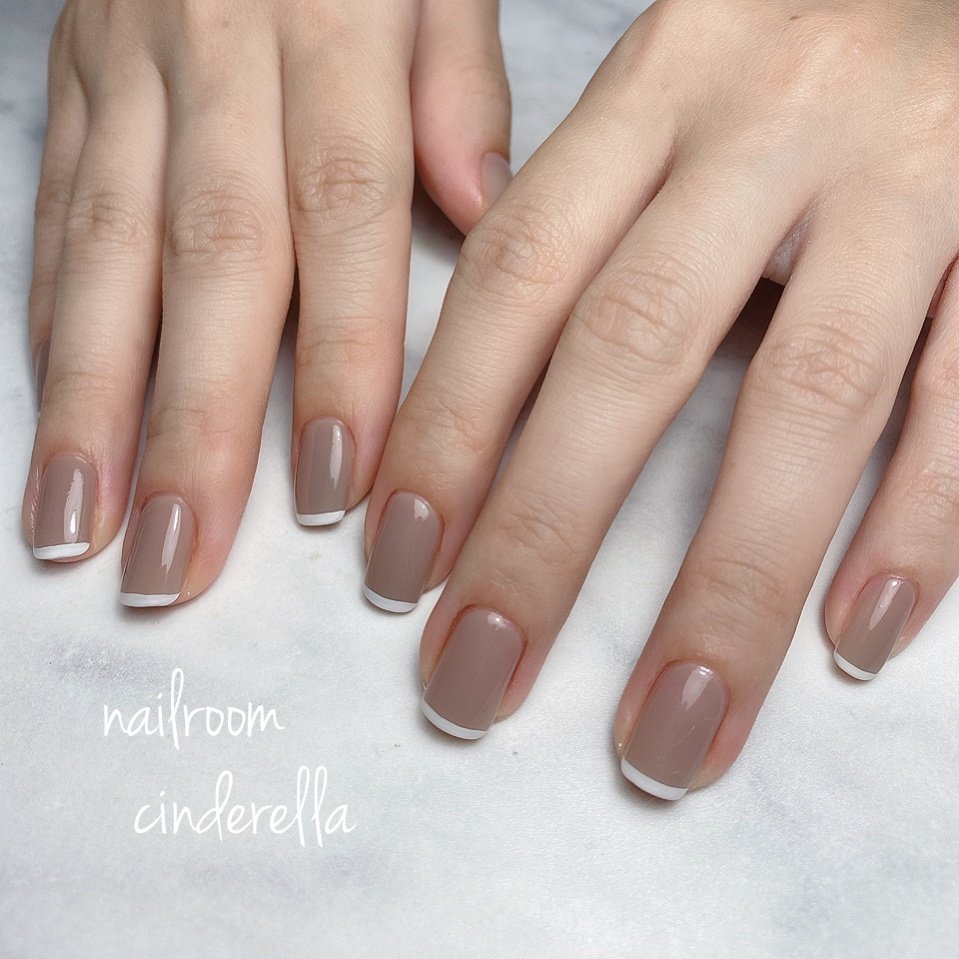 ハンド シンプル フレンチ ホワイト グレージュ Nailroom Cinderellaのネイルデザイン No ネイルブック