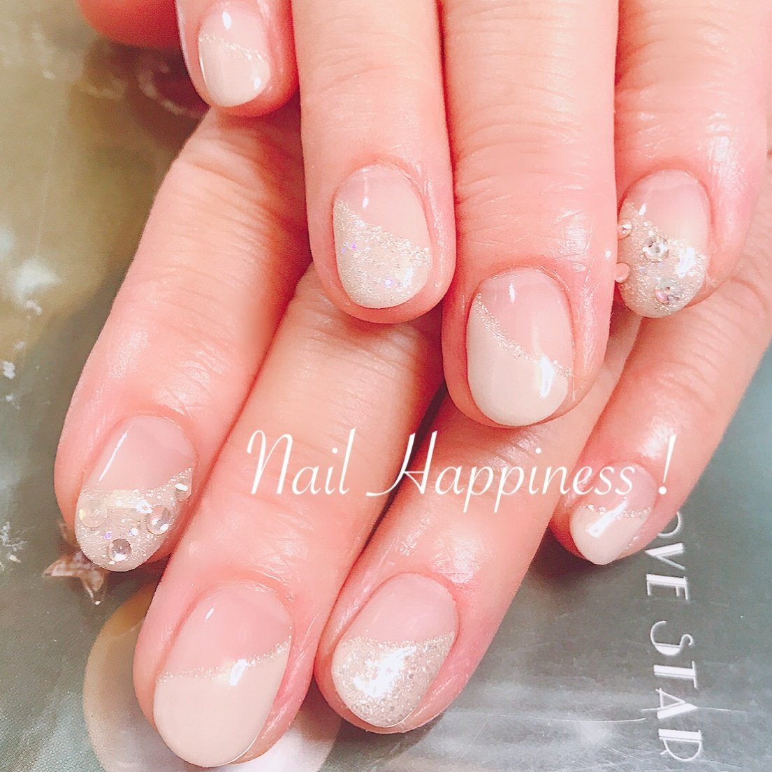 オールシーズン オフィス 変形フレンチ ラメ ベージュ Nail Happiness ネイルハピネス ささきまきのネイル デザイン No ネイルブック