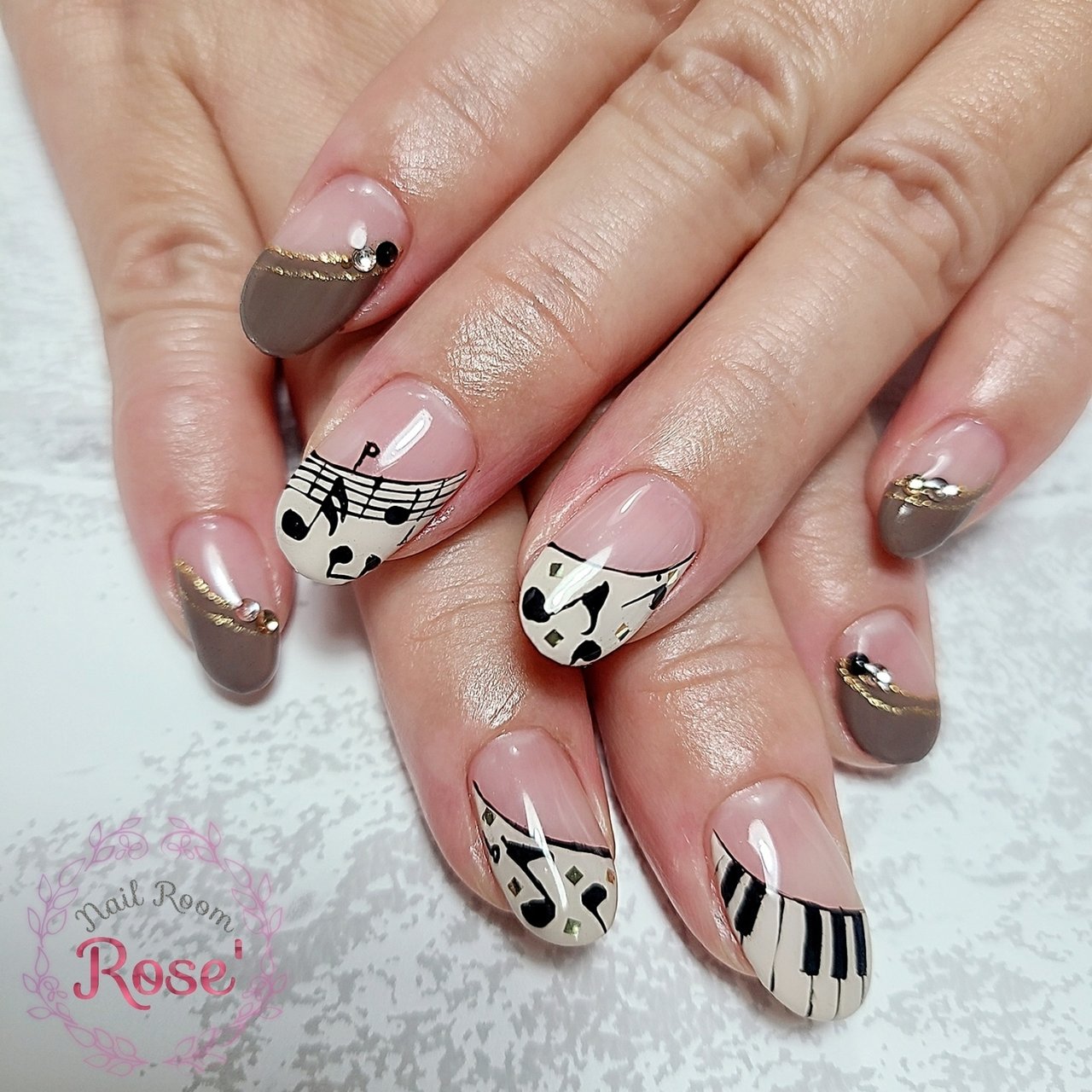 秋 冬 ライブ ハンド 変形フレンチ 三軒茶屋 Rose のネイルデザイン No ネイルブック