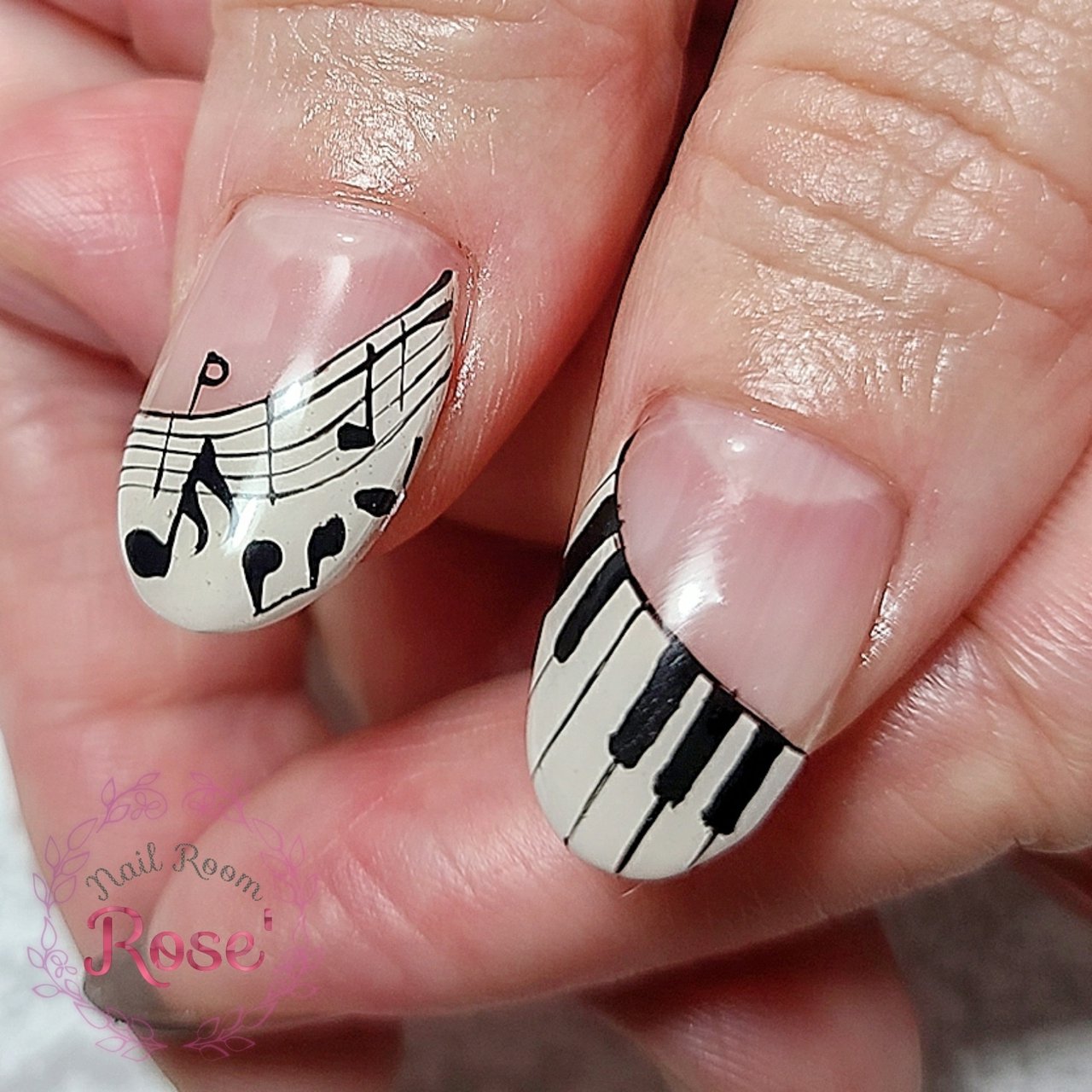 秋 冬 ライブ ハンド 変形フレンチ 三軒茶屋 Rose のネイルデザイン No ネイルブック