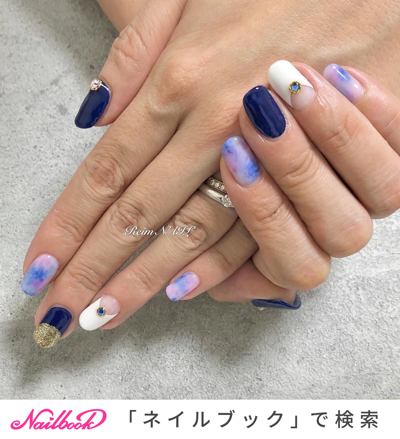 ホワイト ネイビー ゴールドのネイルデザイン ネイルブック