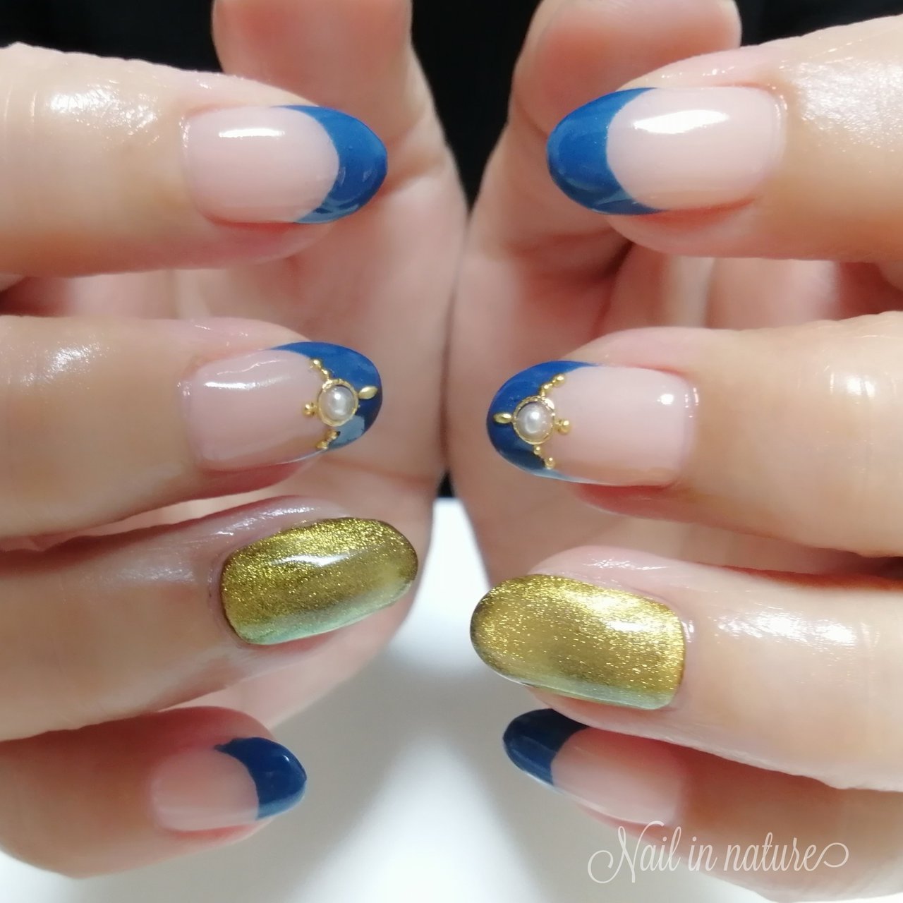 秋 ハンド フレンチ ネイビー ゴールド Nail In Natureのネイルデザイン No ネイルブック