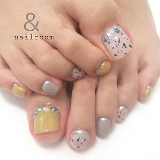 秋色フットネイル👣💞 
からし色が絶妙に仕上げられて
可愛いさ倍増♡
こちらのダルメシアンも
今流行りのダルメシアンジェルみたいで
可愛いんですけど
手書きです🤪w

ありがとうございます✩.*˚

✁┈┈┈┈┈┈┈┈┈┈┈┈．
今まで通り衛生管理を徹底して
営業させて頂いております😊
御来店の際にはお客様にも
手洗い･マスク着用をお願いしております。

また、アートネイルをするお客様には
オフセットの購入をおすすめしております。
まずは移らない･移さない努力を
続ける事は大切ですが
少しでもアートを楽しみ
自分の身も守る為に体調を崩された場合
ご自身でネイルオフをして
病院に向かって頂きたいと思ってます。
詳しい事はまた施術の際に
お伝えさせて頂いております😊

#福井ネイル#ネイルサロン福井#アートし放題#ジェルネイル#ジェリップ取り扱い店#美爪#艶々ワンカラー#綺麗のお手伝いさせてください#nailroomand#お爪のお悩み解決します#kokoist#フットネイル#デコラティブネイル#アイスネイル#ニュアンス#クリアフレンチ#マグネットジェル#マグネットネイル #秋 #冬 #オールシーズン #フット #シンプル #アニマル柄 #レオパード #ショート #イエロー #アースカラー #スモーキー #ジェルネイル #お客様 #nailroom ＆ #ネイルブック
