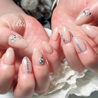 ヌードベージュにスワロフスキー♡ #50代ネイル#ヌードベージュネイル#ヌードカラー#肌馴染みカラー#スワロフスキーネイル#キラキラネイル#上品ネイル#お姉さんネイル#50代のお客様 #オールシーズン #卒業式 #入学式 #ブライダル #ハンド #シンプル #ビジュー #ワンカラー #ミディアム #ベージュ #ピンク #シルバー #ジェルネイル #お客様 #広島ネイルサロンBien エミ #ネイルブック