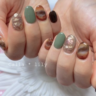 ご来店ありがとうございます😊 
持ち込みニュアンスネイルです💅☺️


当店#フィルインオフ　になります。
※初回はお爪の状況を見てアセトンオフの場合もあります。
*
・
°
・
.
*
オフは基本的にフィルインでさせていただきます。
フィルインオフ代¥1100になります😳

ワンカラー・・・・・¥5800
ラメグラデ・・・・・¥5800
エアジェルグラデ・・¥5800
カラーグラデ・・・・¥6300
フレンチ・・・・・・¥6800
オーダーデザイン・・¥7500〜
(スカルプは上記価格＋¥3000になります。)
(全て税込価格になります。)
フットワンカラー・・¥6300
*
・
°
・
.
 #ネイル #恵比寿 #かわいいネイル #オフィスネイル#恵比寿ホームサロン#駐車場あり#プライベートサロン #フィルインが安い
 #フィルイン一層残しが出来るサロン #恵比寿ネイルサロン #ホームサロン#カラーが豊富なネイルサロン #アルコールok #飲みながらネイル #wifiあり #子連れネイルサロン #個人サロン #定額デザイン #アートし放題 #ワンちゃんok #ジェルスカルプ #スカルプチュア #手書きアート #エアジェル#パラジェル #アゲハジェル #ミラージュ #スワロフスキー #駐車場のあるネイルサロン 
 #nails #naildesign﻿ #ハンド #ニュアンスネイル #アースカラーネイル #ミラーネイル #カーキネイル #秋ネイル#カジュアルネイル #秋 #冬 #旅行 #浴衣 #ハンド #ワンカラー #アンティーク #ニュアンス #ミラー #ミディアム #シルバー #アースカラー #ジェルネイル #お客様 #calla * lily パラジェル・フィルインサロン #ネイルブック