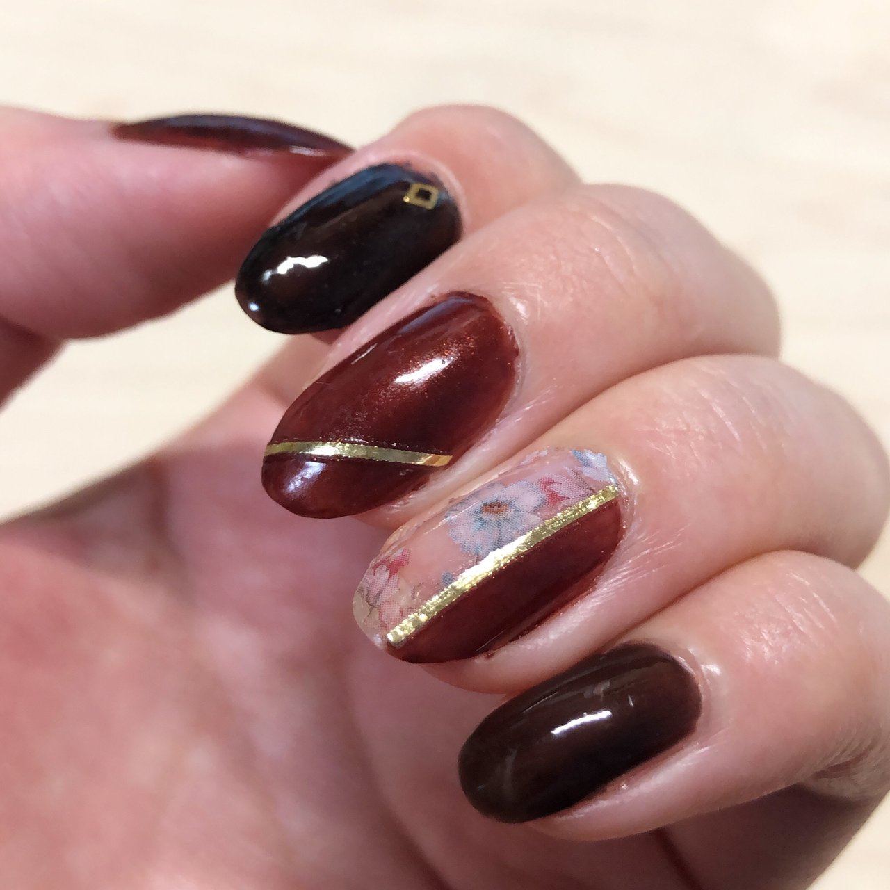 秋 ハンド ブラウン グレー ゴールド むすんでひらいてのネイルデザイン No ネイルブック