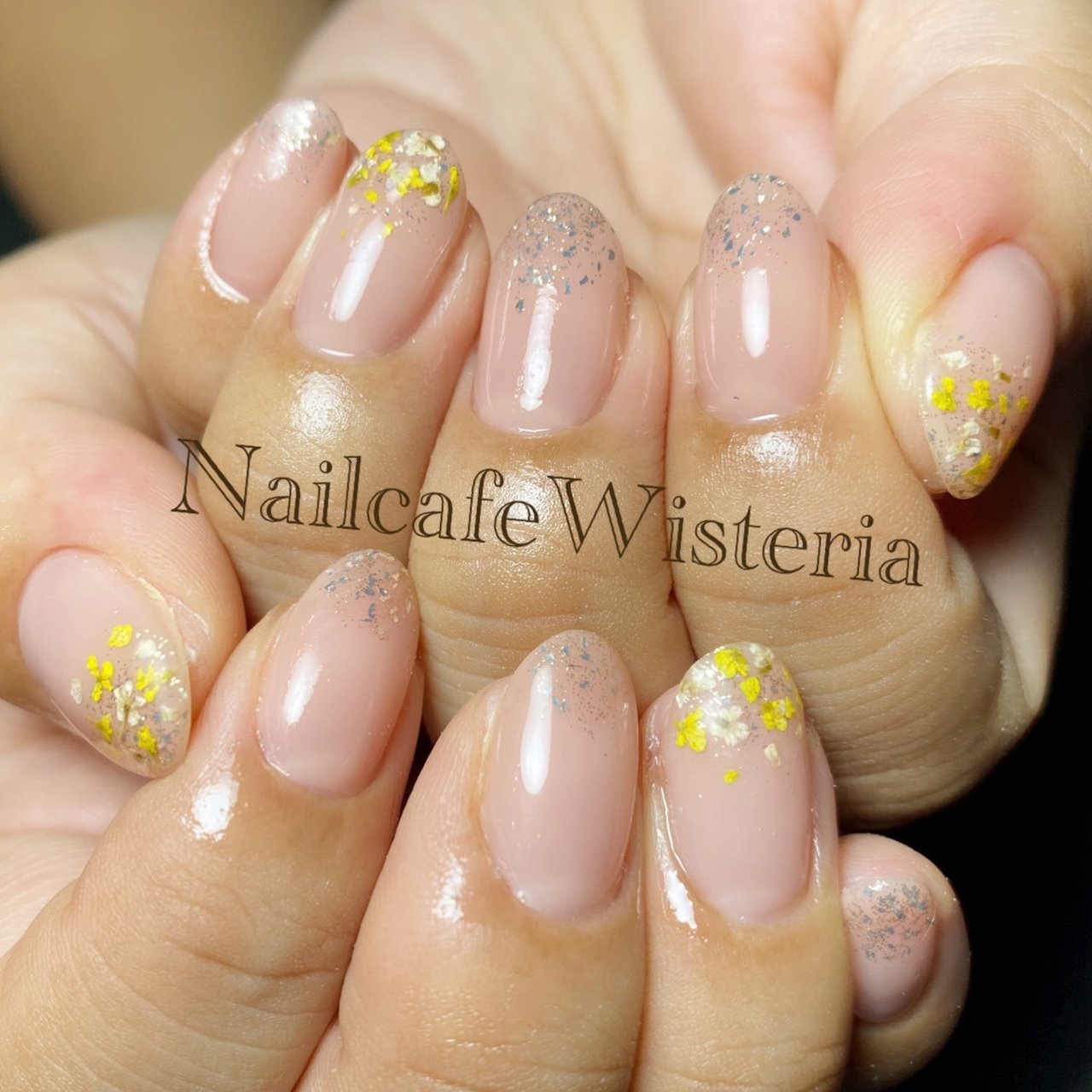 シンプル ラメ フラワー 押し花 ホワイト Nailcafewisteriaのネイルデザイン No ネイルブック