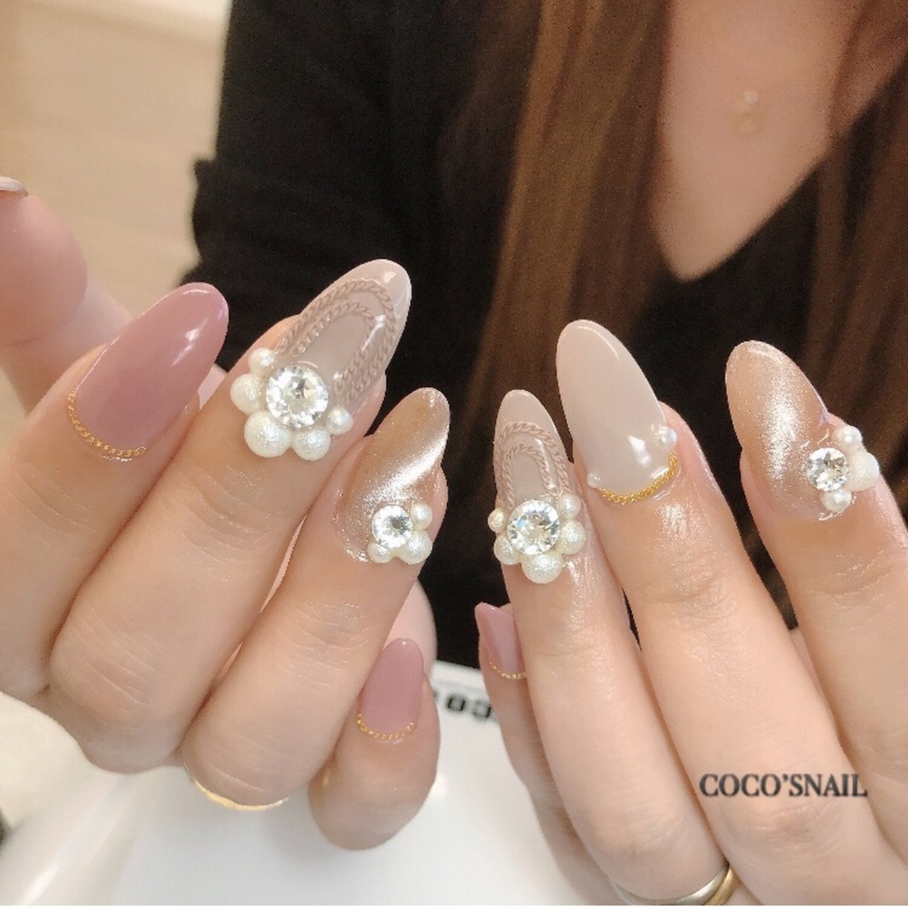 秋 ハンド ビジュー ロング ベージュ Coco S Nailのネイルデザイン No ネイルブック