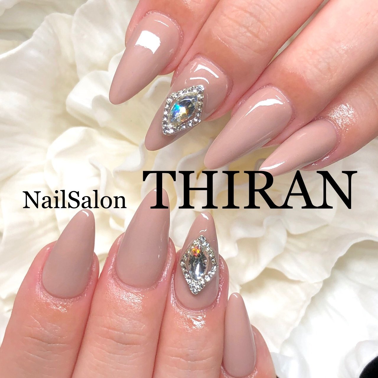 オールシーズン ハンド シンプル ワンカラー ビジュー Nailsalon Thiranのネイルデザイン No ネイルブック