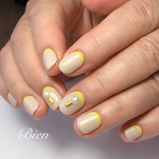 ネオンイエローがポイント♡ #60代ネイル#秋ネイル#シンプルネイル#フレンチネイル#変形フレンチネイル#逆フレンチネイル#グレージュネイル#ベージュネイル#イエローネイル#ネオンイエロー#パールネイル#60代のお客様 #秋 #オールシーズン #ハンド #シンプル #フレンチ #変形フレンチ #パール #ショート #イエロー #グレージュ #ネオンカラー #ジェルネイル #お客様 #広島ネイルサロンBien エミ #ネイルブック