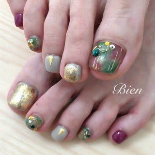 秋色フットネイル♡ #50代ネイル#フットネイル#秋ネイル#秋フットネイル#アースカラーネイル#くすみカラー#ゴールドホイル#50代のお客様 #秋 #オールシーズン #フット #シンプル #タイダイ #グリーン #ゴールド #アースカラー #ジェルネイル #お客様 #広島ネイルサロンBien エミ #ネイルブック