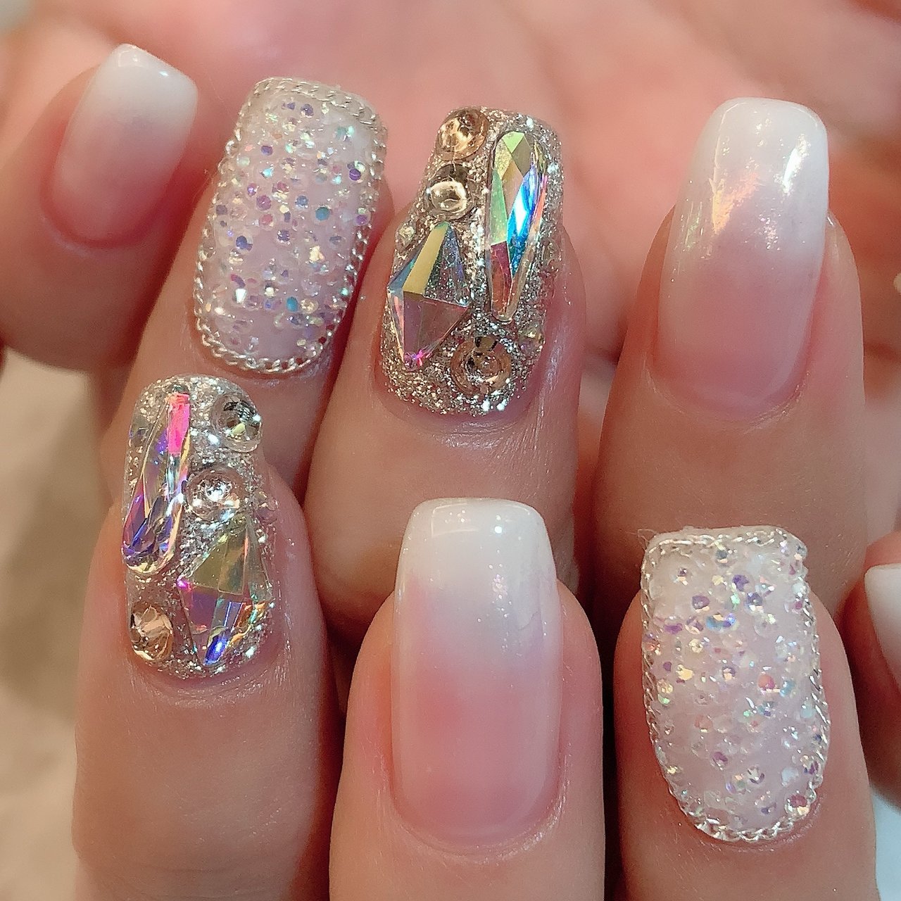 オールシーズン ハンド ビジュー ミディアム ホワイト Nailsalondecorのネイルデザイン No 574 ネイルブック