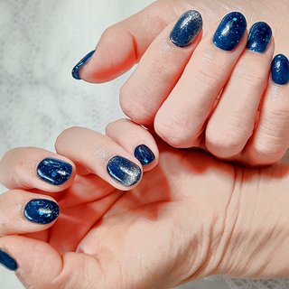 ギャラクシー風、クリアネイビーのワンカラーネイル💅 クリアなネイビーにラメやホロがほんのりと入ったカラーなのでワンカラーでもおしゃれに見えます(^^)
アクセントに片手一本ずつ、お爪の先端にマグネットネイルをしました！指の動きによってラメの位置が動いて見えとても綺麗です♪どのカラーにもできるのでオススメです! #オールシーズン #旅行 #梅雨 #七夕 #ハンド #シンプル #ホログラム #ラメ #マグネット #ギャラクシー #ショート #クリア #ネイビー #シルバー #ジェルネイル #お客様 #nao #ネイルブック