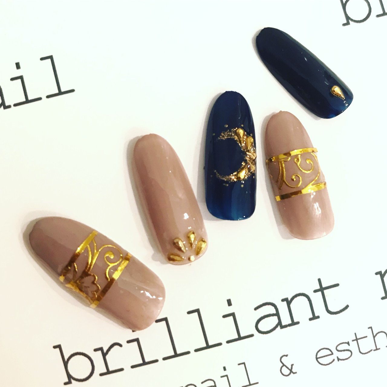 秋 冬 ハンド ネイビー グレージュ Brilliantnailのネイルデザイン No ネイルブック