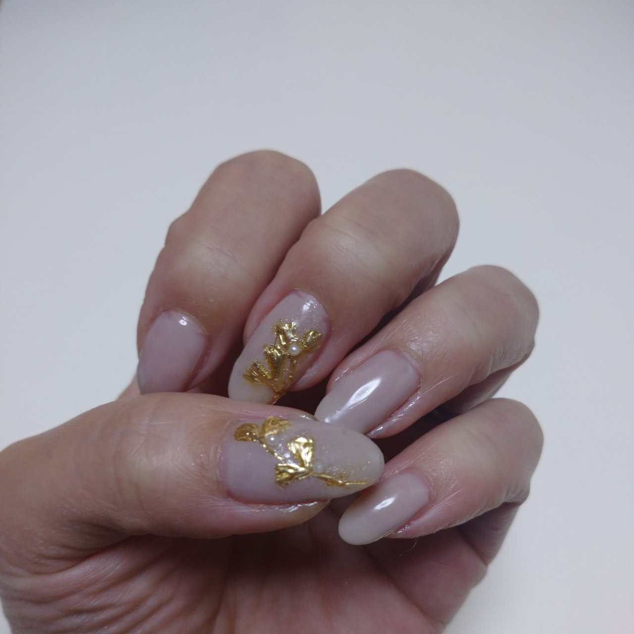 秋 ハンド ボタニカル ミディアム グレージュ ひよたんままのネイルデザイン No ネイルブック