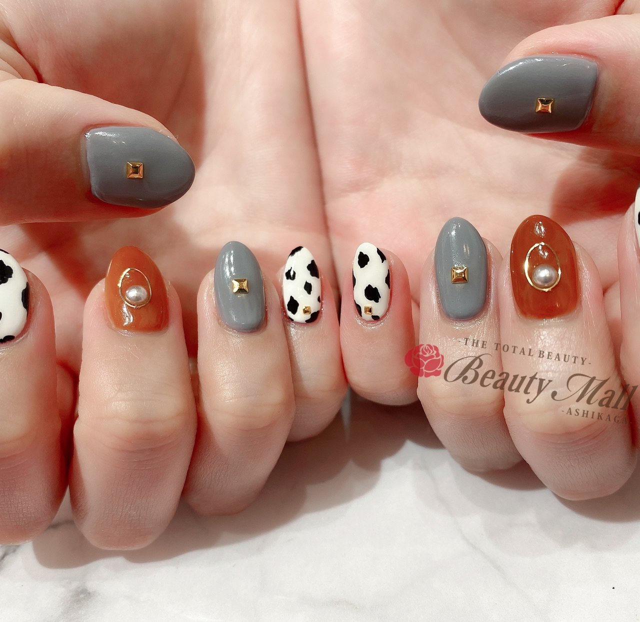 秋 冬 ハンド ビジュー ワンカラー ビューティーモール 足利店 ネイルサロン Pinkyのネイルデザイン No ネイルブック