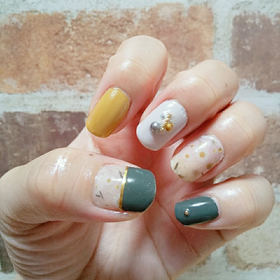 秋 フラワー イエロー グリーン グレージュ Pomのネイルデザイン No ネイルブック