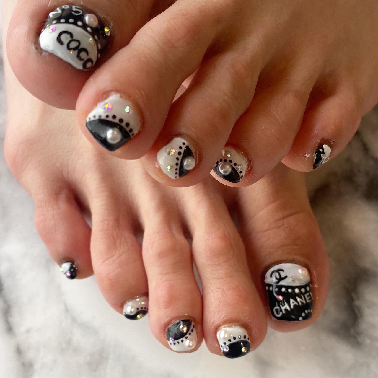 オールシーズン フット 変形フレンチ ブランド柄 モノトーン Reiko Takeuchiのネイルデザイン No ネイルブック