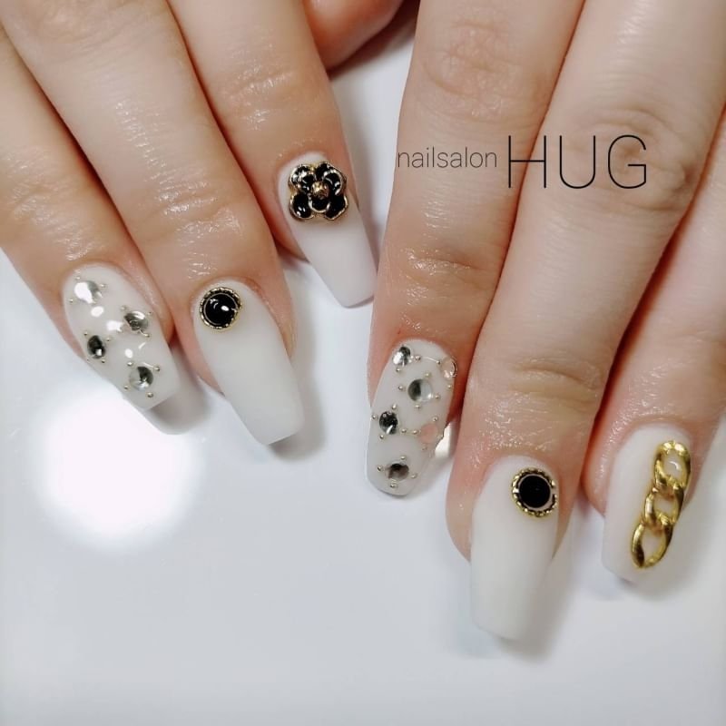 オールシーズン ハンド ワンカラー ビジュー フラワー Nailhugのネイルデザイン No 505 ネイルブック