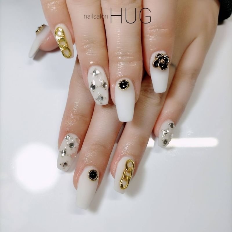 オールシーズン ハンド ワンカラー ビジュー フラワー Nailhugのネイルデザイン No 505 ネイルブック