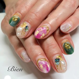 今の私のネイルとおそろい♡ #50代ネイル#ニュアンスネイル#個性的ネイル#クリアネイル#ピンクネイル#緑ネイル#金箔ネイル#ミラーネイル#50代のお客様 #春 #冬 #オールシーズン #ハンド #変形フレンチ #シェル #パール #ニュアンス #ミラー #ショート #ピンク #グリーン #ゴールド #ジェルネイル #お客様 #広島ネイルサロンBien エミ #ネイルブック