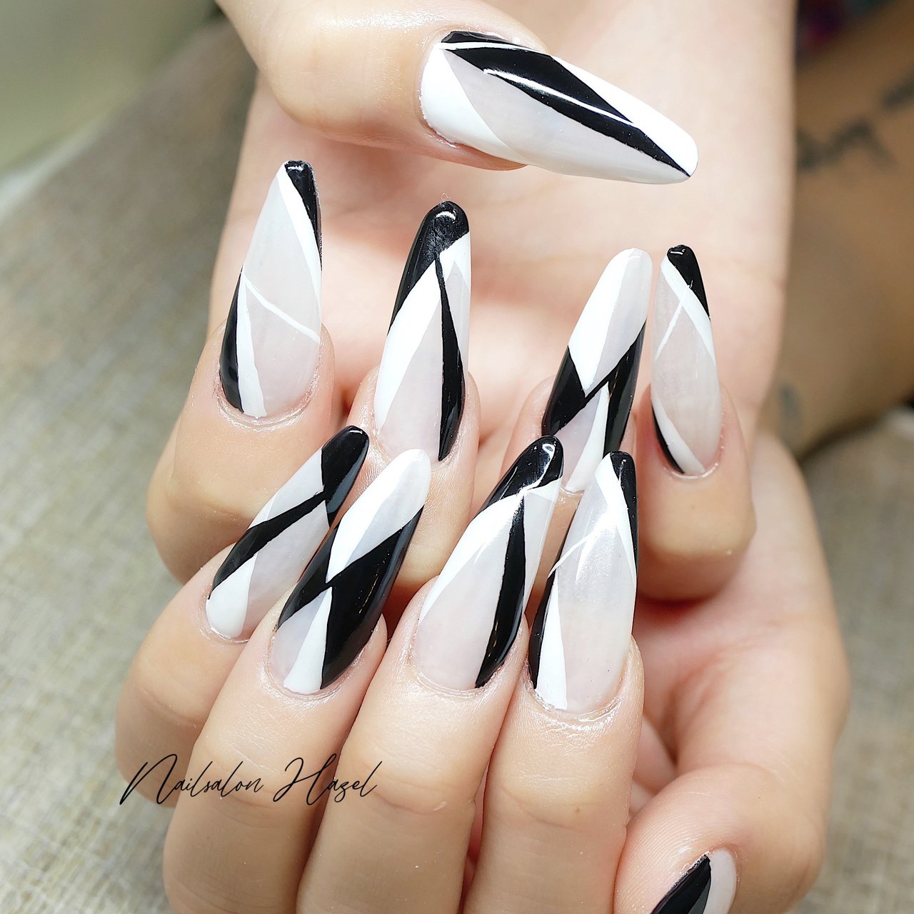 オールシーズン ハンド ジオメトリック ロング ホワイト Nailsalon Hazelのネイルデザイン No ネイルブック