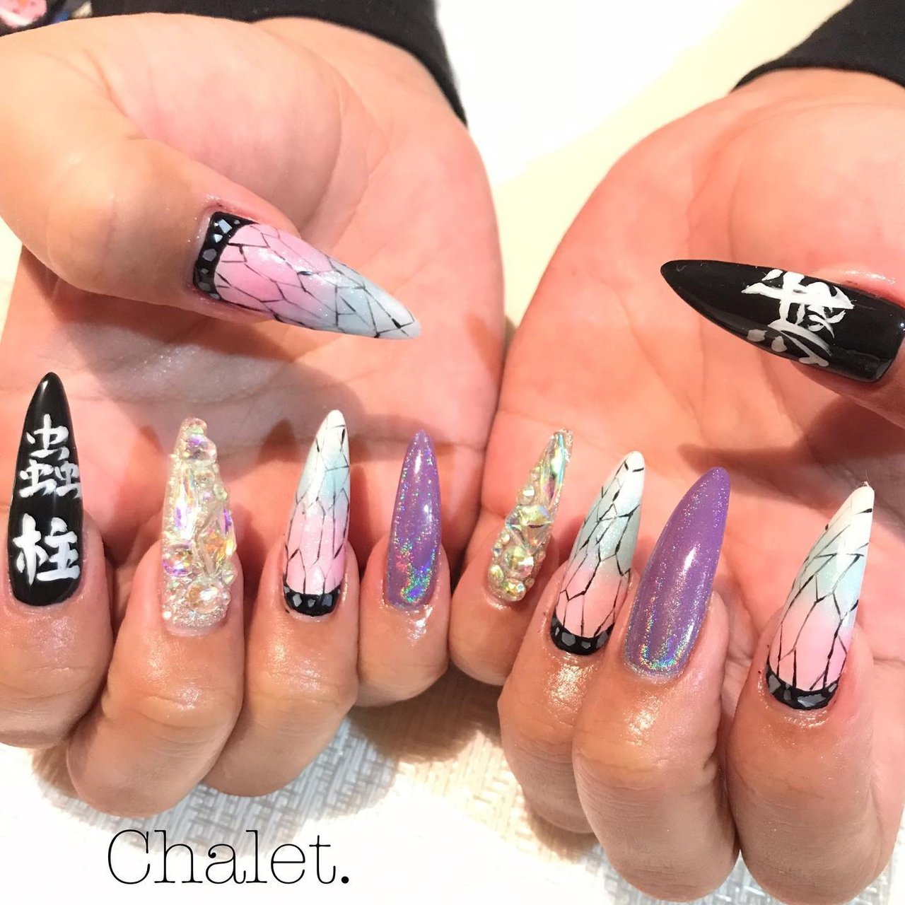 オールシーズン ハンド グラデーション ビジュー 痛ネイル Nailsalon Chalet のネイルデザイン No ネイルブック