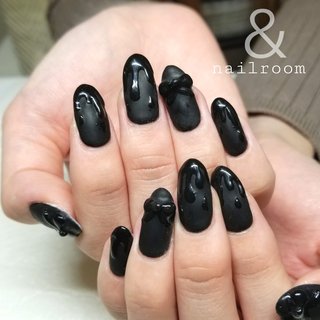 マットブラックに 艶アート📍

いつも遠いところ
ありがとうございます😊

✁┈┈┈┈┈┈┈┈┈┈┈┈．
今まで通り衛生管理を徹底して
営業させて頂いております😊
御来店の際にはお客様にも
手洗い･マスク着用をお願いしております。

また、アートネイルをするお客様には
オフセットの購入をおすすめしております。
まずは移らない･移さない努力を
続ける事は大切ですが
少しでもアートを楽しみ
自分の身も守る為に体調を崩された場合
ご自身でネイルオフをして
病院に向かって頂きたいと思ってます。
詳しい事はまた施術の際に
お伝えさせて頂いております😊

#福井ネイル#ネイルサロン福井#アートし放題#ジェルネイル#ジェリップ取り扱い店#美爪#艶々ワンカラー#綺麗のお手伝いさせてください#nailroomand#お爪のお悩み解決します#kokoist#フットネイル#デコラティブネイル#アイスネイル#ニュアンス#クリアフレンチ#マグネットジェル#マグネットネイル#韓流ネイル#蝶々ネイル #秋 #冬 #オールシーズン #ハンド #シンプル #ワンカラー #水滴 #デコ #マット #ミディアム #ブラック #モノトーン #ジェルネイル #お客様 #nailroom ＆ #ネイルブック