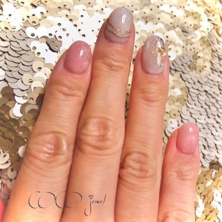 #アートし放題コース💅💕 
これからのシーズンを意識して
#ホワイト × #マグネットネイル 
クリアホワイトにマグネットのラメを重ねることで主張しすぎない、シンプルだけど大人可愛いエレガントネイルに♡
#凹凸ミラー やシェルを合わせてトレンド感をプラス💎

クリスマスモードになってきて、街もキラキラ輝いてますね♡
こんな時だからこそ、お爪をエレガントに♡
テンションを上げてトキメキを💅💕

#看板犬のいるネイルサロン#恵比寿 #恵比寿ネイル #恵比寿ネイルサロン #代官山 #プライベートサロン #プライベートネイルサロン #秋 #冬 #オールシーズン #オフィス #ハンド #グラデーション #ビジュー #ラメ #シェル #マグネット #ホワイト #ピンク #ゴールド #ジェルネイル #お客様 #sa #ネイルブック