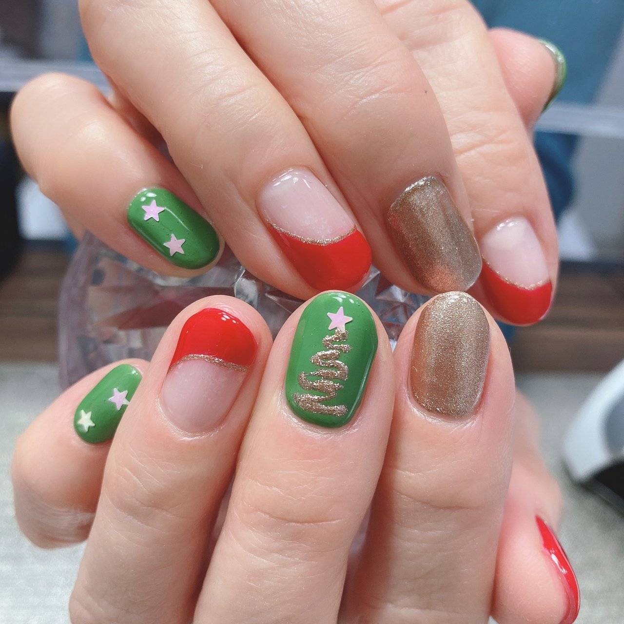 冬 クリスマス ハンド 変形フレンチ ラメ N エヌプラス Nail Salonのネイルデザイン No ネイルブック