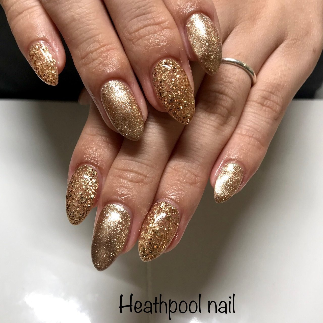 ハンド ホログラム ラメ ワンカラー ゴールド Heathpoolnailのネイルデザイン No ネイルブック