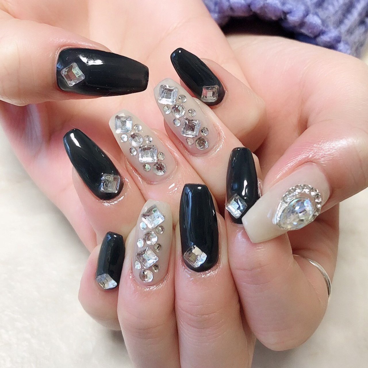 オールシーズン ハンド ベージュ ネイビー ジェルネイル Yukari Neru Nail のネイルデザイン No ネイルブック