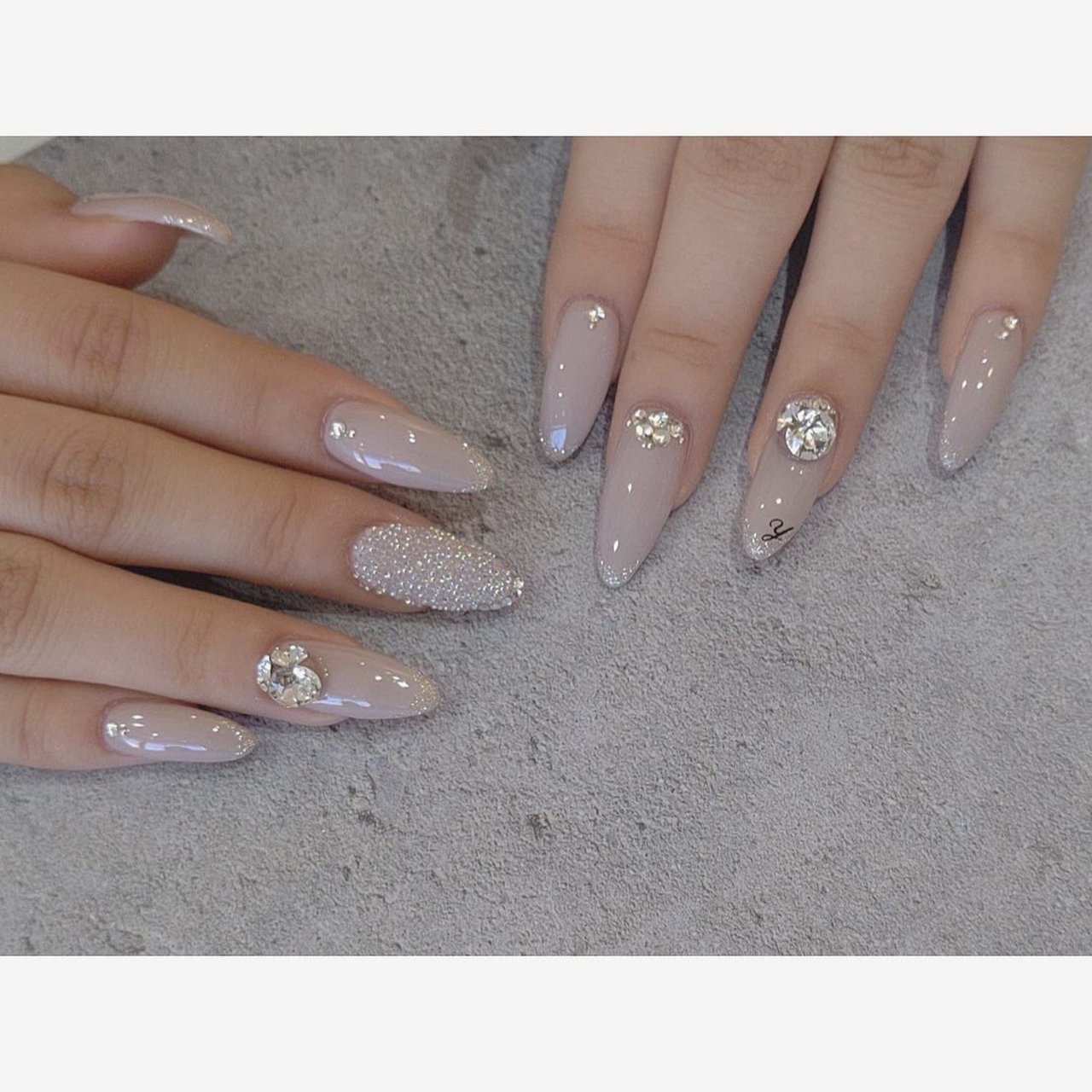 フレンチ ビジュー イニシャル 痛ネイル クリスタルピクシー ルナのネイルデザイン No ネイルブック