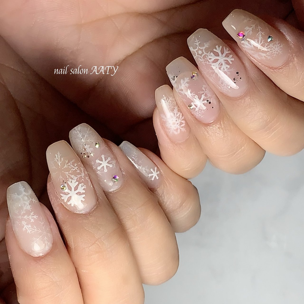 冬 ハンド ラメ ビジュー 雪の結晶 tynailのネイルデザイン No ネイルブック