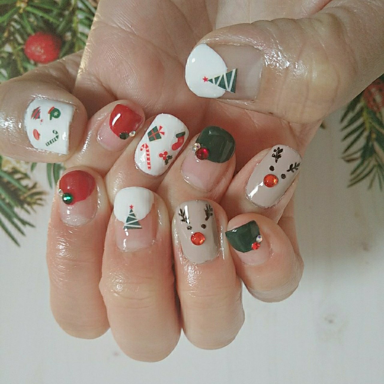 冬 クリスマス 変形フレンチ キャラクター ホワイト Pomのネイルデザイン No ネイルブック