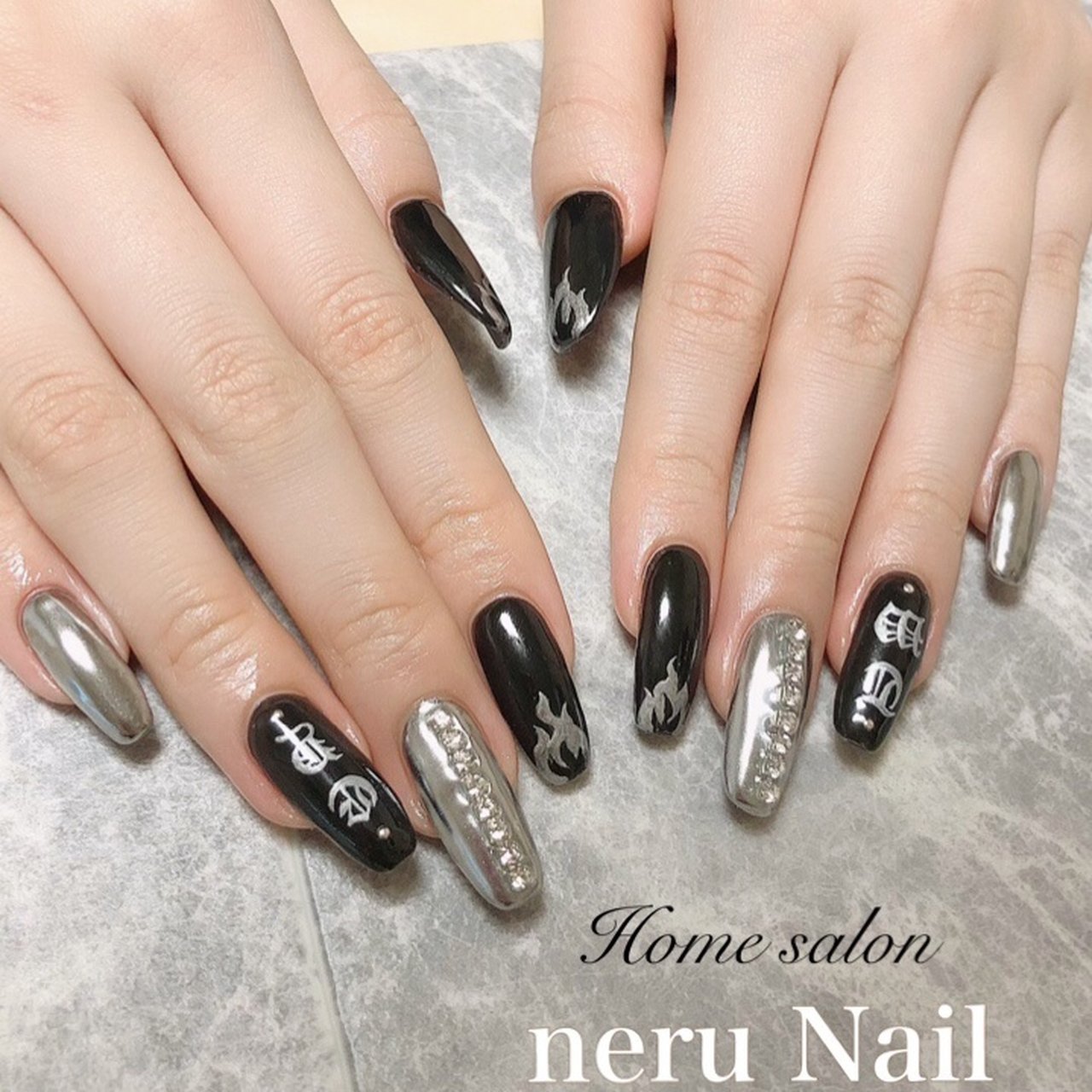 オールシーズン ハンド ブラック シルバー ジェルネイル Yukari Neru Nail のネイルデザイン No ネイルブック