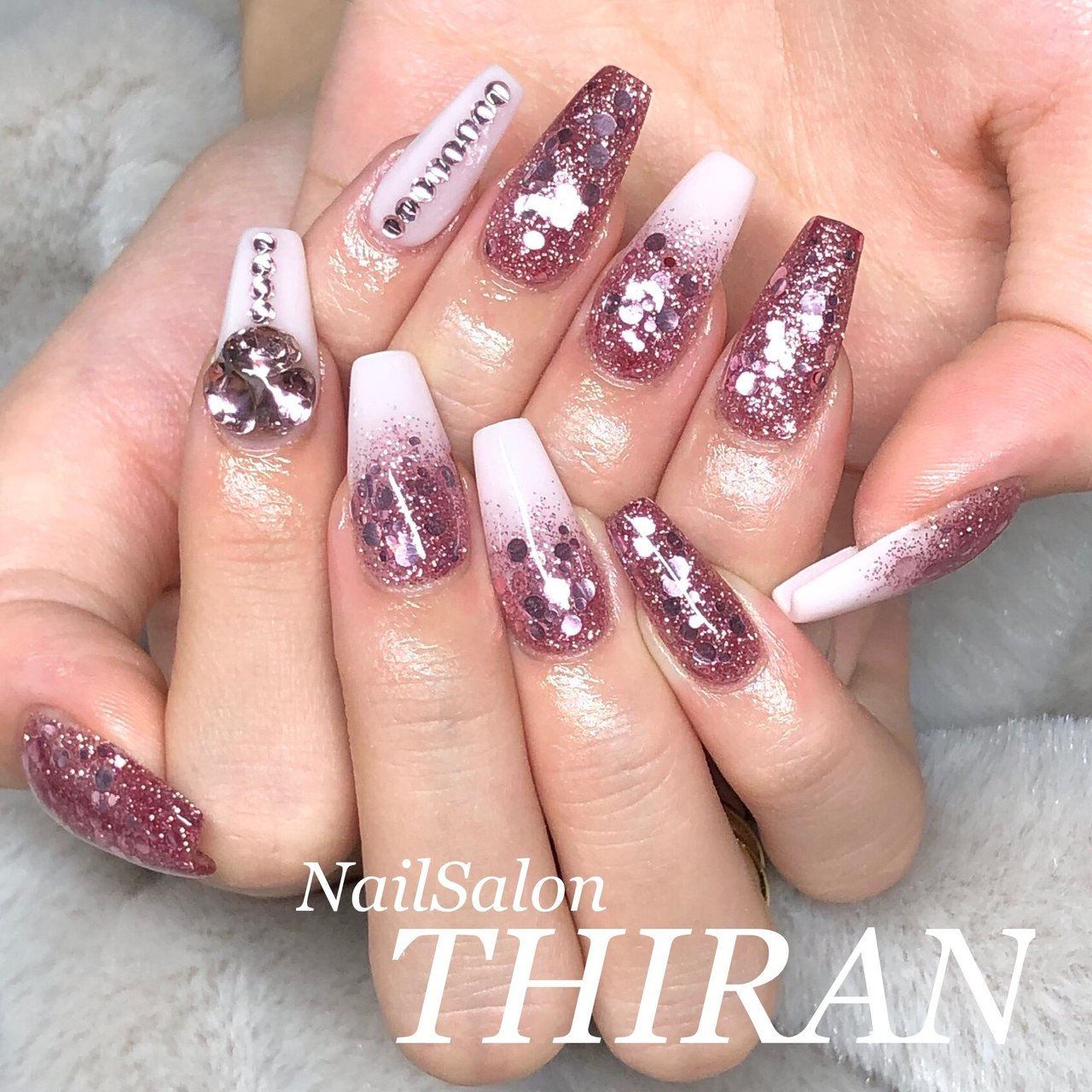 オールシーズン ハンド グラデーション ビジュー ホログラム Nailsalon Thiranのネイルデザイン No ネイルブック