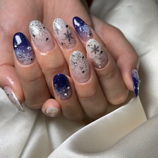 lastnail𓂃◌𓈒𓐍冬っぽく仕上がりました♡ #持ち込みデザイン #ミディアム #冬ネイル #冬ネイル2020 #スワロフスキー #シンプルネイル #グラデーション #グラデーションネイル #オフィスネイル #結晶ネイル #ラメグラデーション #ラメ #アートし放題 #ニュアンスネイル #大人上品ネイル #デート #ワンカラー #冬 #マグネットネイル #冬 #お正月 #クリスマス #ハンド #シンプル #ラメ #ワンカラー #ミディアム #ホワイト #ブルー #シルバー #ジェルネイル #お客様 #brilliant one #ネイルブック