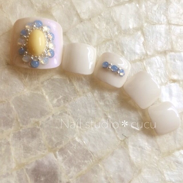 夏 フット ビジュー ホワイト ジェル Nail Studio Cucuのネイルデザイン No 5851 ネイルブック