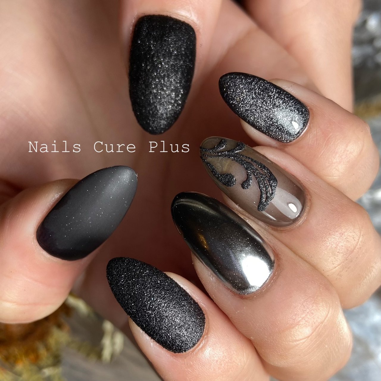 黒色ネイル NailsCurePlus 三宅麻弥のネイルデザイン[No.5968068]｜ネイルブック
