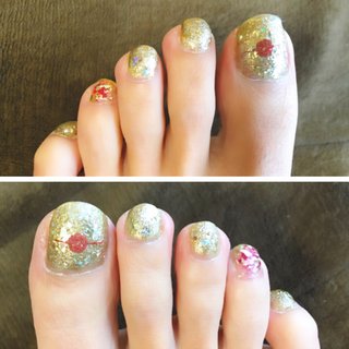 #gold #newyearnails ベースカラーに薬指以外mioゴールド（3coins）をぬる
TMマニキュア1417スパングルゴールド、
TMマニキュア1416ピンクミックススパングル
を重ね塗り
親指にしずくウォーターネイルシール和柄ミックス（cando）の水引デザインを中央あたりに貼る
薬指にネイルホリックGD027をぬる
チークネールっぽく中央にぼんやりとliqueur nailベリー（cando）をのせる
再度上からネイルホリックGD027をぬり
ゴールドフレークを散らす
トップコートを塗り完成
#フット #マニキュア #ミディアム #お正月ネイル #成人式ネイル #ゴールド #ラメ #簡単 #プチプラ #セルフネイル #セルフ　#ネイルシール #ウォーターネイルシール #お正月 #成人式 #ブライダル #フット #ラメ #チーク #ミディアム #クリア #レッド #ゴールド #マニキュア #セルフネイル #ネイルシール #10305 #ネイルブック