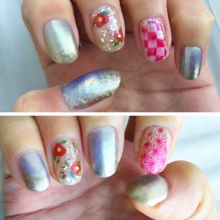 #newyearnails 左右各親指＋2本にACネイルエナメルM129ギャラクシーアクア（100均）を塗る
mioゴールド（3coins）をスポンジに塗りポンポンと爪先から#変形フレンチ っぽくのせる
#椿 柄ネイルはネイルホリックGD027パーティフレークを全体的にフレークが散るように塗る
（クリアベースの為#クリアネイル になります）　
#しずくネイル ウォーターシール和柄ミックス（cando）の椿を各指2つ貼る
#和柄 #スタンピングネイル はベースカラーにTMリキュールネイル2フローズンホワイト（cando）に塗る
根元から斜め半分にmioゴールド（3coins）を塗る
candoの和柄のスタンプ台にウィンマックスネイルアート用エナメル赤色（DAISO）を使いスタンプを作りスタンプする
はみ出たところを拭き取り完成
#成人式ネイル #正月ネイル #ハンド #ミディアム #ゴールド #玉虫色 #プチプラ #簡単 #マニキュア #セルフ #セルフネイル #ネイルシール #nail #お正月 #成人式 #浴衣 #ハンド #変形フレンチ #ラメ #フラワー #和柄 #ミディアム #クリア #パープル #ゴールド #マニキュア #セルフネイル #ネイルシール #10305 #ネイルブック