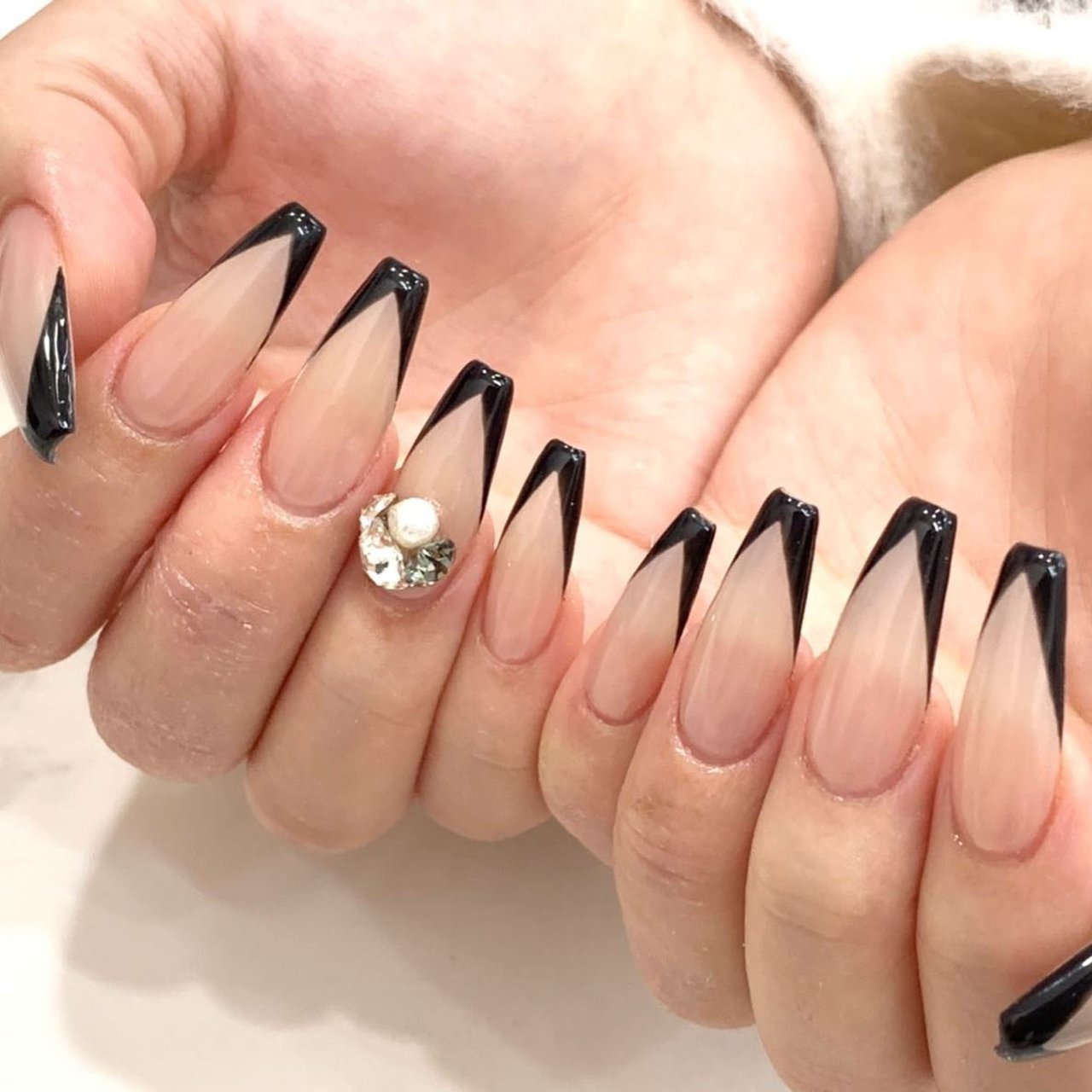 冬/オールシーズン/フレンチ/ロング/ブラック - NAILSGOGO shibuya nailsalonのネイルデザイン[No.5977622]｜ ネイルブック