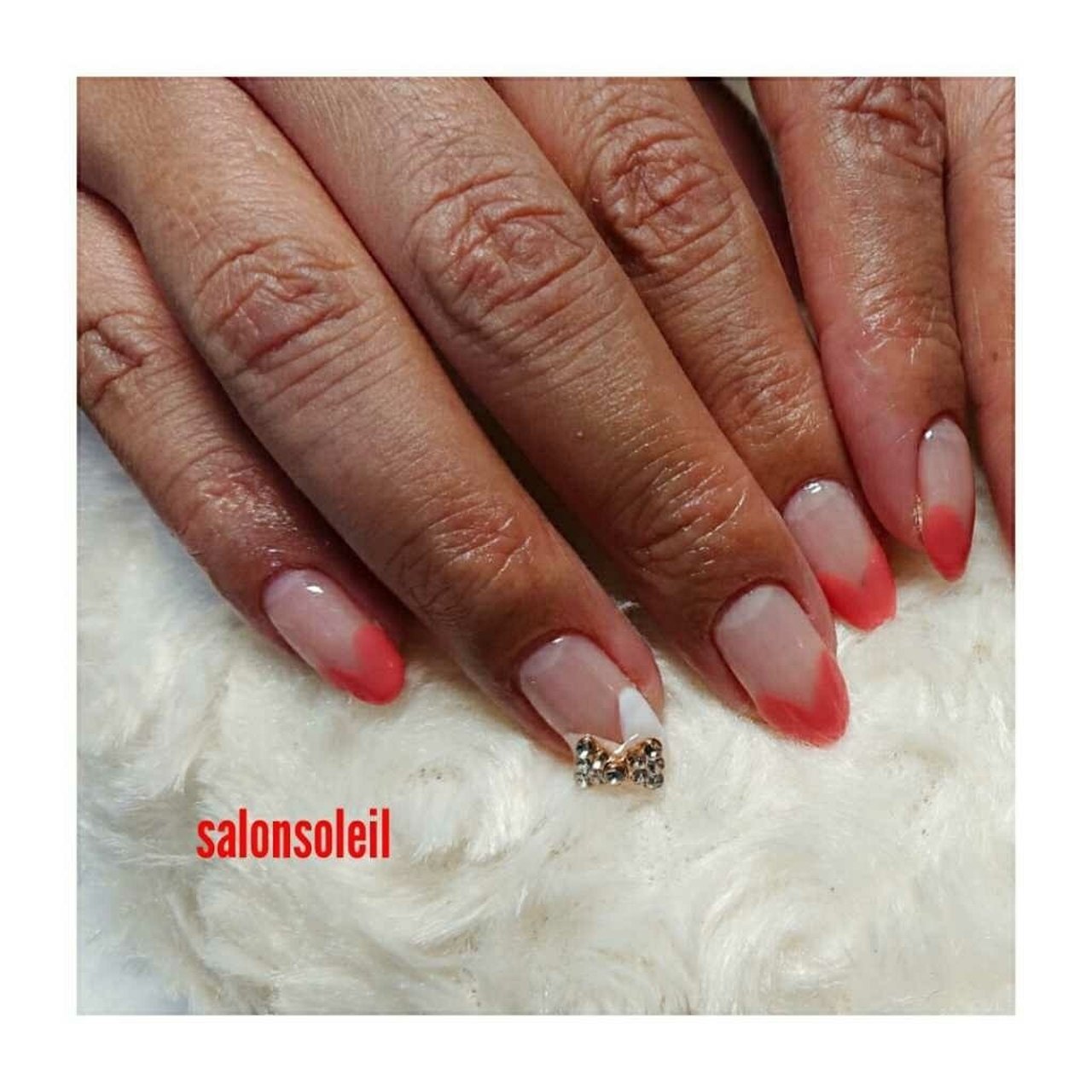 シンプル 変形フレンチ ホワイト レッド ジェルネイル Salonsoleilのネイルデザイン No ネイルブック